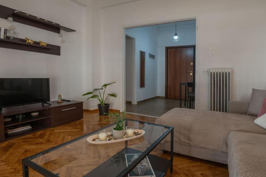 Entire Apt, 2nd Floor, Balcony Apartment *