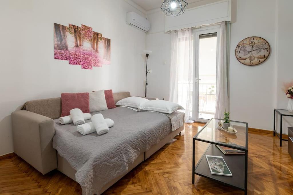 Entire Apt, 2nd Floor, Balcony Apartment *