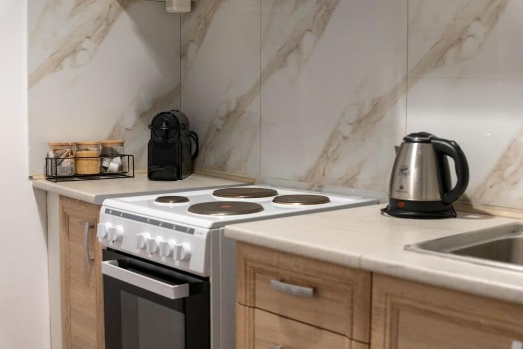 Entire Apt, 2nd Floor, Balcony * Atene